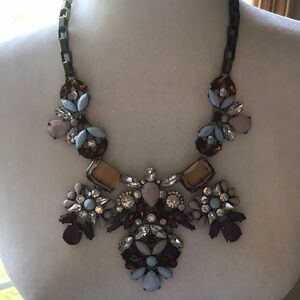 Stunning statement necklace perfect for the season EUC ❤️